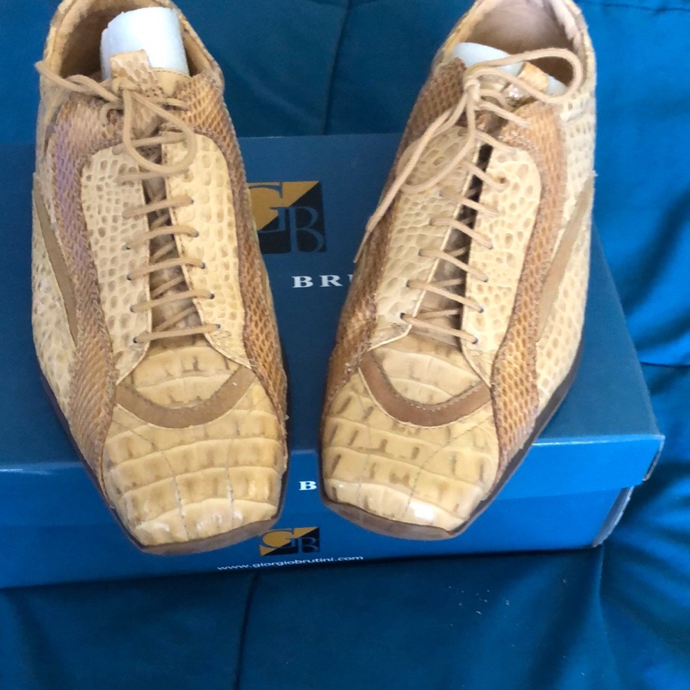 Georgia Bertini casual snakeskin shoes